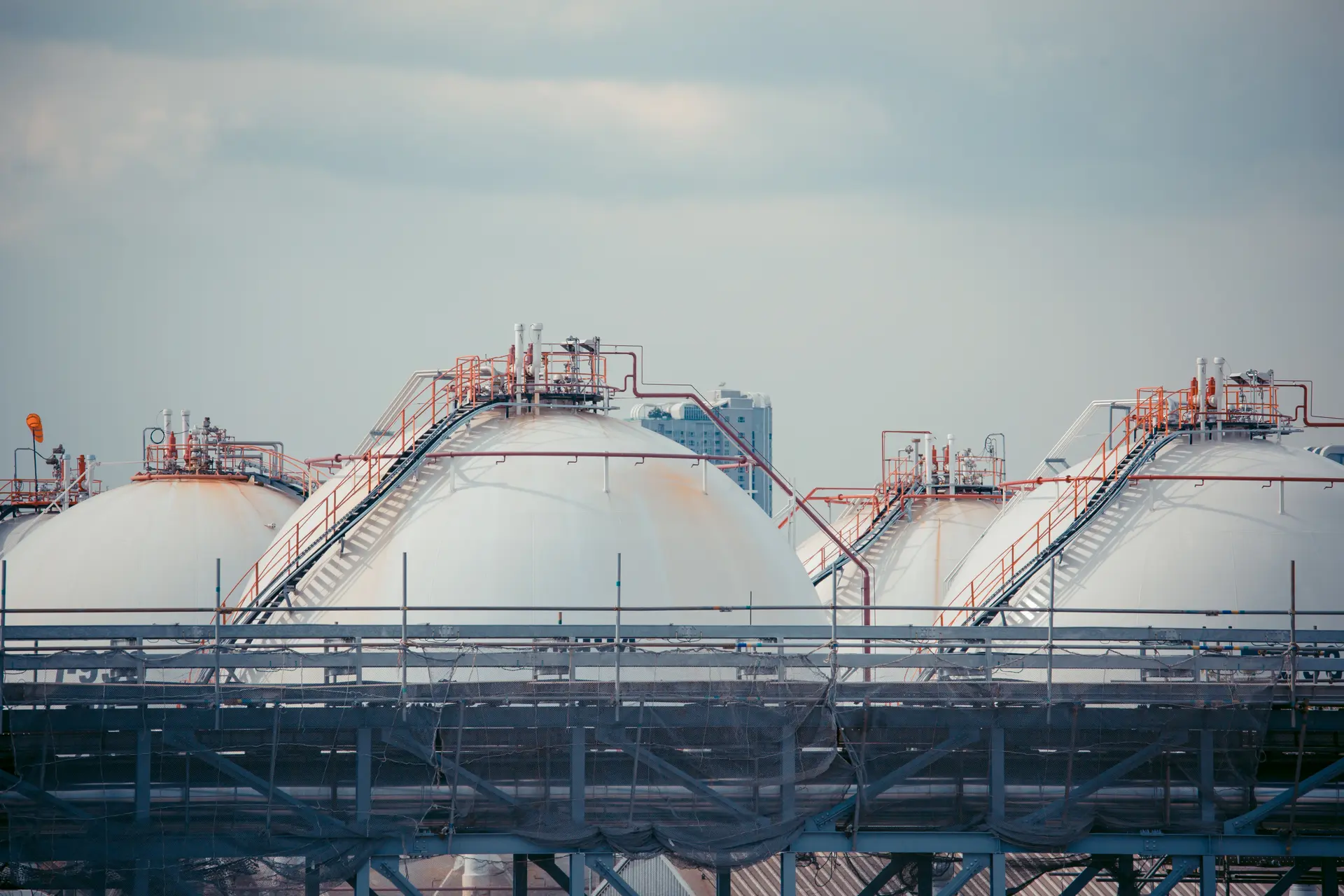 LNG facility temperature monitoring